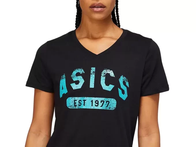 DAMEN-KURZARM-T-SHIRT MIT V-AUSSCHNITT „EST 1977“ DAMEN-KURZARM-T-SHIRT MIT V-AUSSCHNITT „EST 1977“